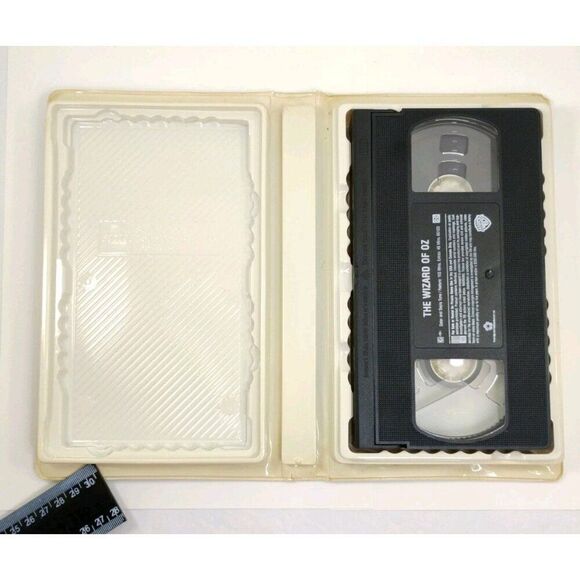 THE WIZARD OF OZ On VHS with Judy Garland Warner Bros. - Picture 2 of 14
